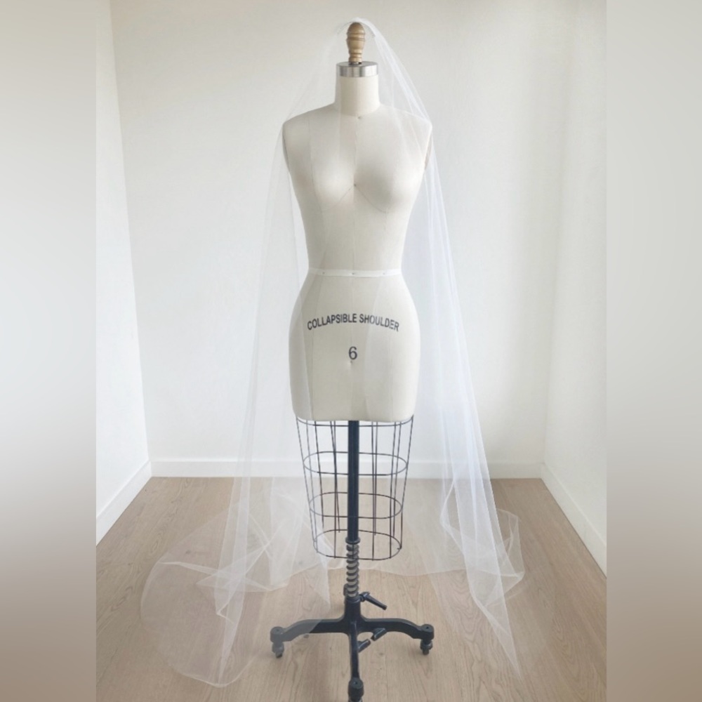 NWT Sara Gabriel 90” Lauren Veil